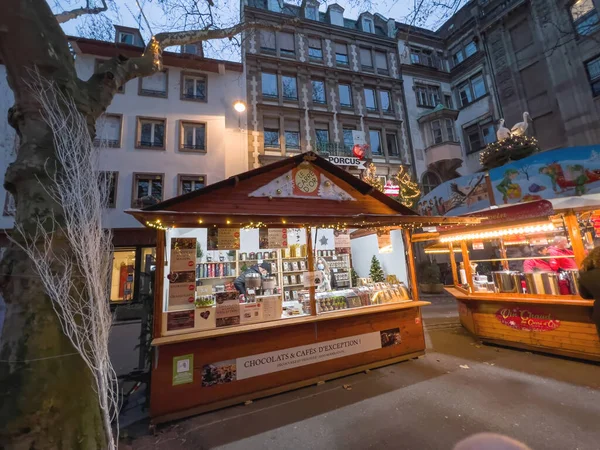 Karácsonyi vásár faház Strasbourg központjában alkonyatkor — Stock Fotó