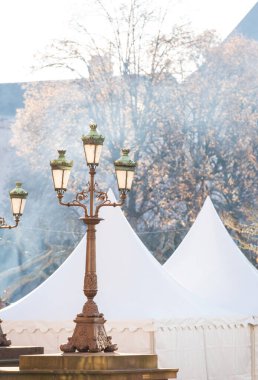 Merkez Strasbourg, Fransa 'daki Broglie Meydanı' nda klasik lamba direği