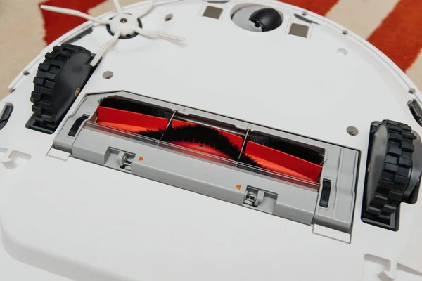 Процесс распаковки нового роботизированного пылесоса robovac — стоковое фото