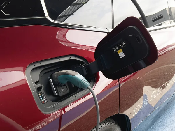 Vista lateral del nuevo vehículo utilitario deportivo eléctrico BMW iX —  Fotos de Stock