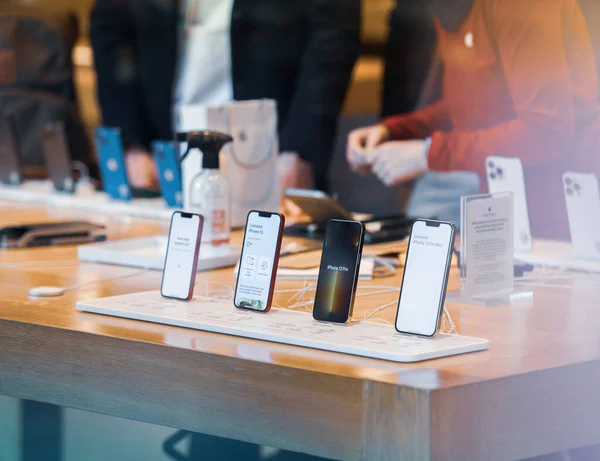 Ambiente ocupado de Apple Store con manos de trabajadores Genius —  Fotos de Stock