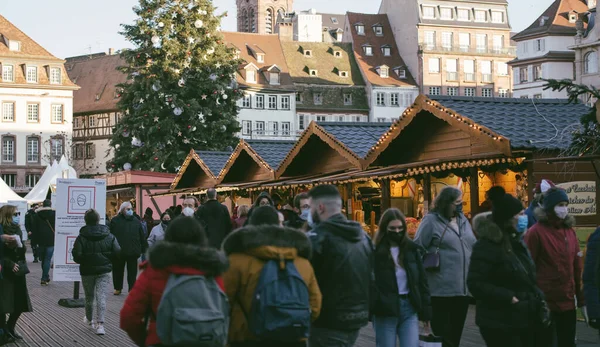 Yıllık Noel Pazarı sırasında köknar ağacıyla Central Place Kleber — Stok fotoğraf