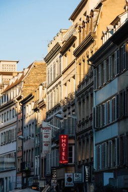 Yüksek Haussmannian apartmanlarının ön cephesinde birden fazla otel tabelası.