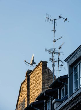 Dairenin çatısında büyük bir uydu iletişim çanağı var.