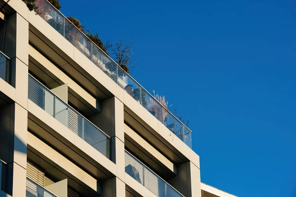 PArt of modern apartment building with clear blue sky in the background — Foto Stock