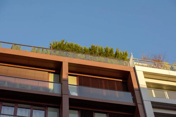 Low angle view of modern apartment building with clear blue sky in the background — Fotografia de Stock