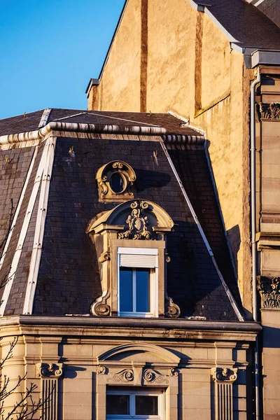 Soleil chaud sur un immeuble d'appartements français traditionnel en pierre avec ciel bleu clair — Photo