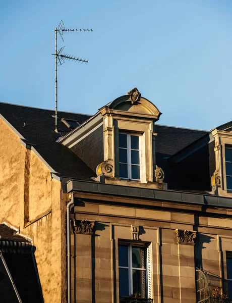石の上に暖かい太陽伝統的なフランスのアパートの建物 — ストック写真