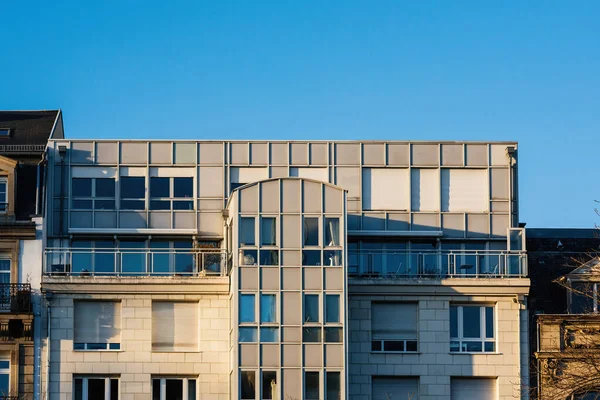 Warm sun over modern French apartment building with balconies terrace — 图库照片