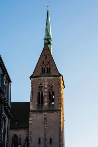 Vista da magnífica torre da igreja protestante Eglise Saint-Pierre-le-Jeune — Fotografia de Stock