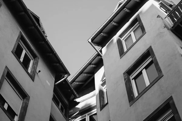 Frans flatgebouw uitzicht vanaf de binnenplaats - zwart-wit foto — Stockfoto