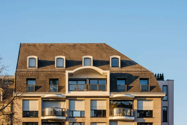 温暖的阳光笼罩着法国传统的公寓楼 — 图库照片
