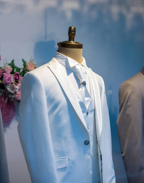 White male suit tuxedo defocused background on mannequin in the living room — Fotografia de Stock