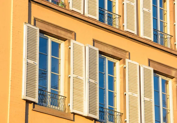 Frans appartementencomplex met blauwe ramen beschermd door UV dunne film blauw — Stockfoto