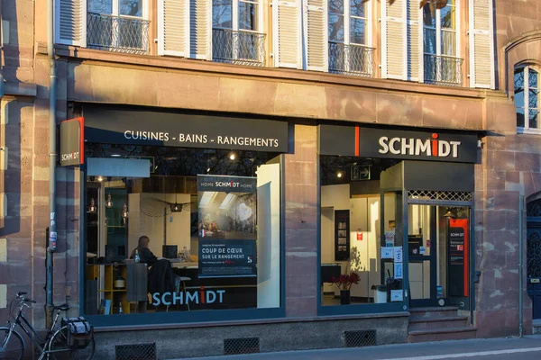 Widok z ulicy głównego wejścia fasada witryna okna Schmidt Cuisine Bains Rangements — Zdjęcie stockowe