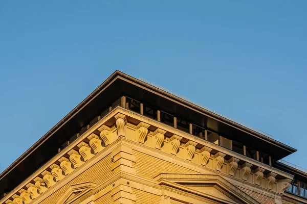 Rooftop covered in yellow sun with clear blue sky in background — 图库照片