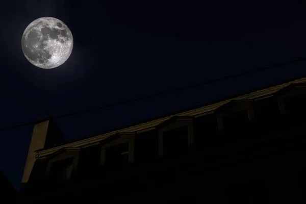 Full moon above the rooftop of French apartment building at night — Stock Photo, Image