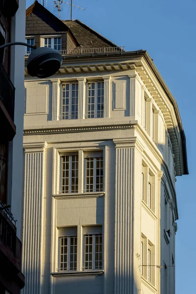 Prestigioso edificio de apartamentos con ventanas altas y cielo azul claro en el fondo — Foto de Stock