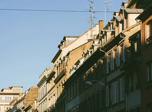 Fila de múltiples ventanas en los tejados de los edificios de apartamentos Haussmannian — Foto de Stock