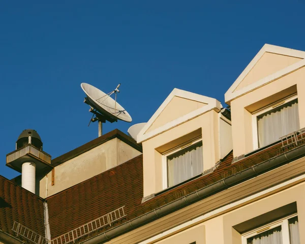公寓楼屋顶上的大型卫星通信盘 — 图库照片