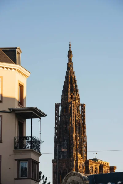 Majestueus uitzicht op de Franse Notre-Dame de Strasbourg kathedraal en mooi duur onroerend goed appartement — Stockfoto