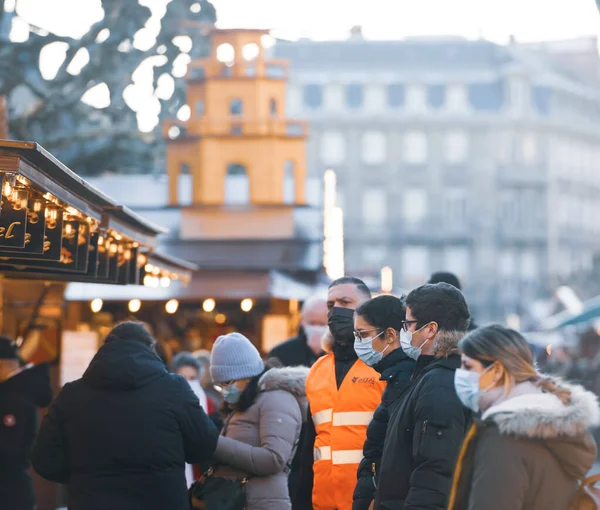 Охоронець спостереження обстежує ходьбу між ринковою стійкою на щорічному Різдвяному ринку. — стокове фото