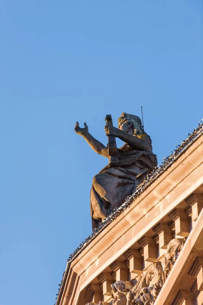 Beautiful statue with rised hand on the Aubette building in central Strasbourg Place Kleber — Stockfoto