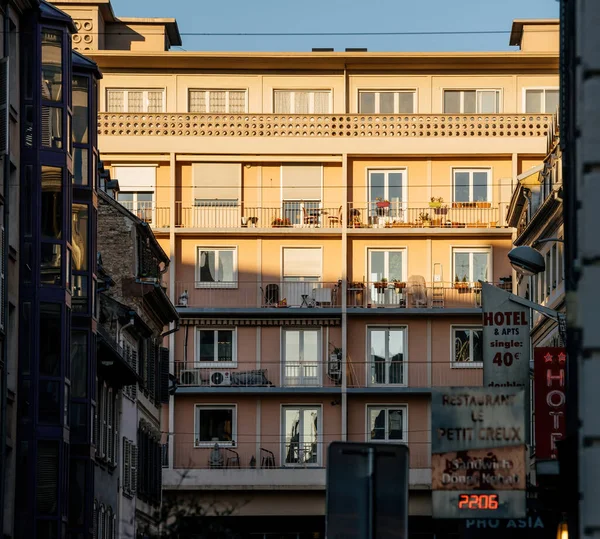 Appartementencomplex met hotels en restaurants in de buurt bewegwijzering - zonsondergang in Franse stad — Stockfoto