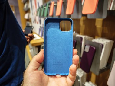 POV erkek, Apple Store 'da silikon koruma çantası taşıyor.
