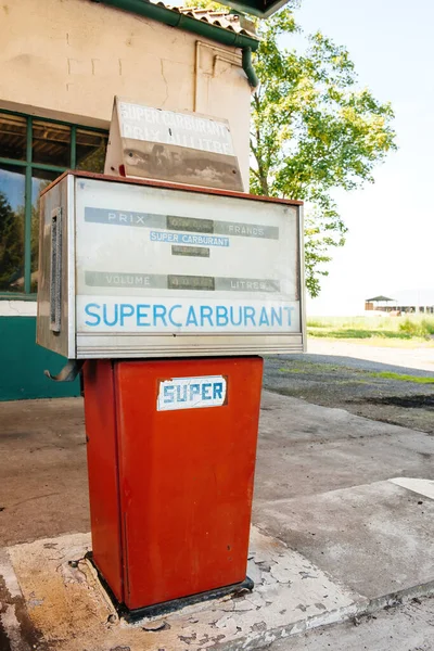 Super Carburant prix au litre translated Super Fuel — Stok fotoğraf