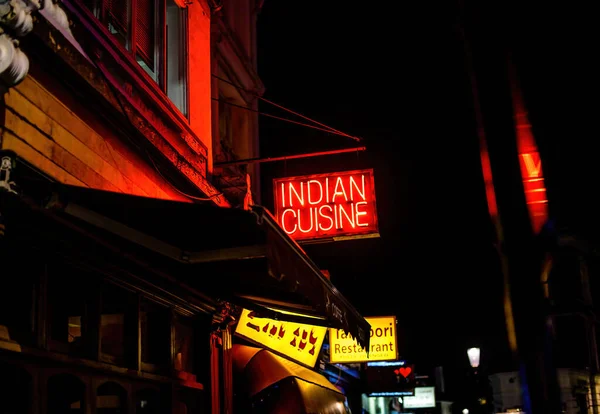 Indian cuisine neon signage in London at night — Foto Stock