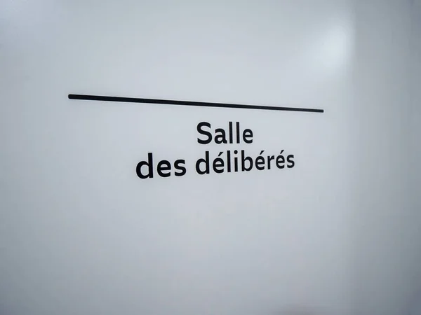 Salle des deliberes μεταφραστεί ως αίθουσα συσκέψεων - επιγραφή — Φωτογραφία Αρχείου