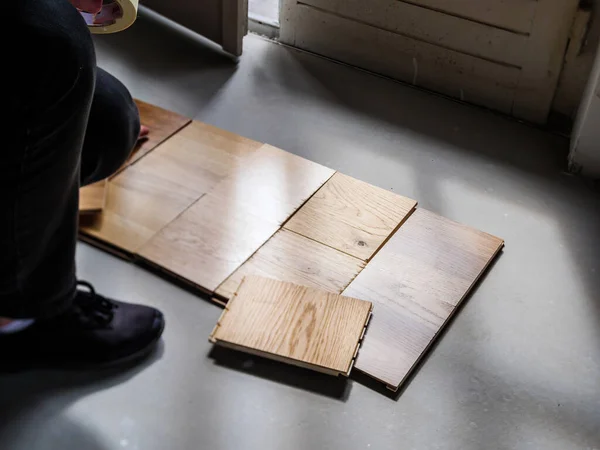 Overhead view of women choosing multiple wooden floor parquet flooring from diverse manufacturer and diverse nuances in her new house — Stock Photo, Image