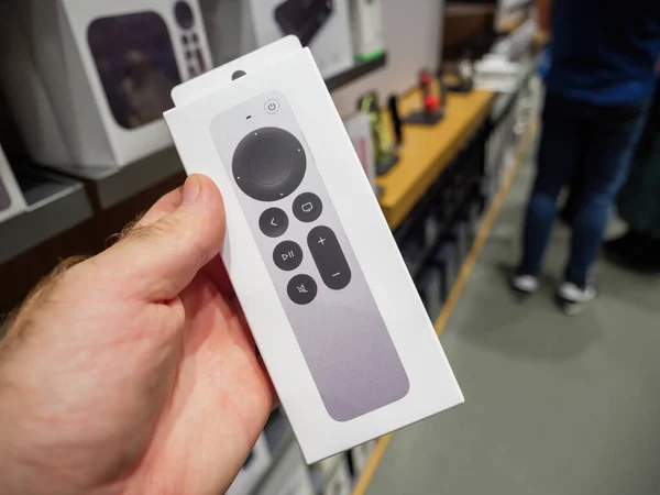 POV αρσενικό χέρι εκμετάλλευση αγοράζοντας νέο πακέτο με το Apple TV Remote 2η γενιά — Φωτογραφία Αρχείου