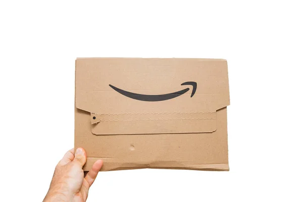 Pov mannelijke hand houden van nieuwe pakket van Amazon Prime karton pakket — Stockfoto