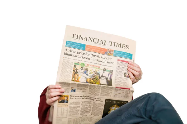 Woman reading in living room the latest Financial Times Business — Stock fotografie