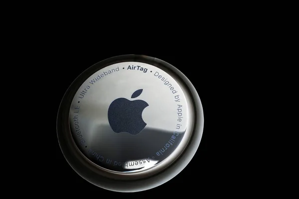 Apple Computers Hero Objektaufnahme des neuen AirTag mit Rückspiegel — Stockfoto
