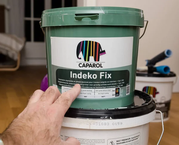 Worker pointing to new plastic package bucket of Indeko Fix t Pr — Fotografia de Stock