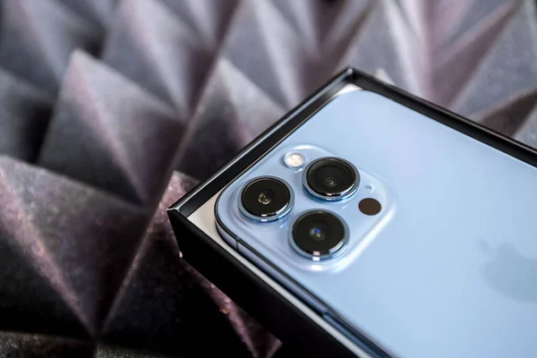 Detail of new triple camera on the new iPhone 13 Pro Max Sierra —  Fotos de Stock