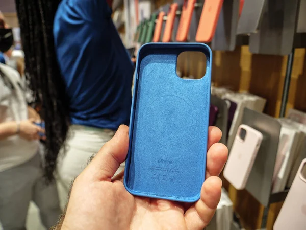 OV male hand holding blue silicone protection case of iPhone 13 — 图库照片
