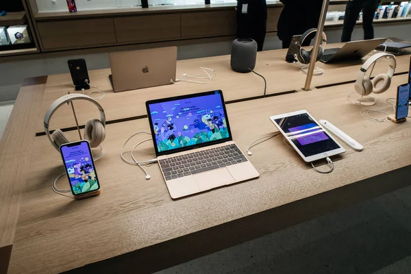 MacBook Pro, iPhone, HomePod speaker, iPad Tablet, Beats Headpho — 스톡 사진