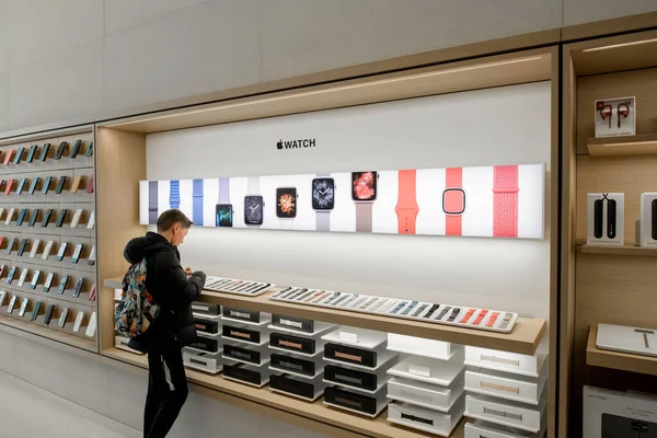 Male customer in front of large group of accessories shopping in — Foto de Stock