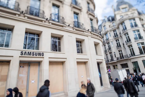 Vandalized facade of the Samsung store shop after demonstrations — Photo