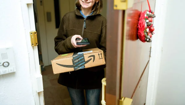 UPS kadın çalışanı Amazon Prime 'dan paket taraması yapıyor — Stok fotoğraf
