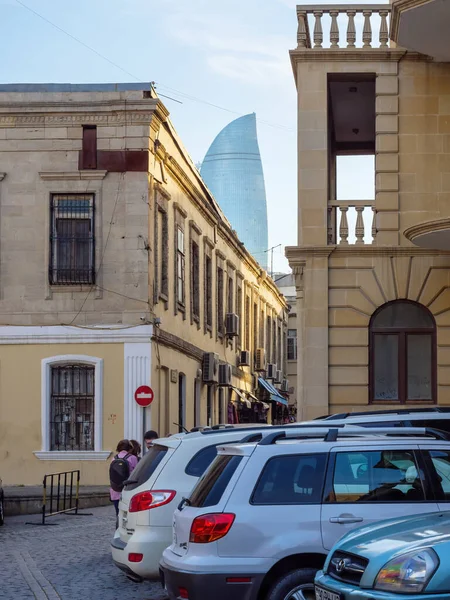 Baku with iconic Flame Towers a trio of skyscrapers in background — Fotografia de Stock