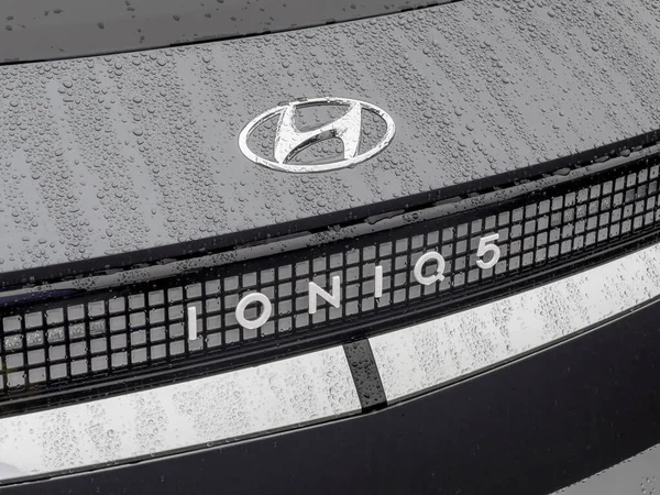 Logotype of Hyundai on the new Ioniq 5 electric EV vehicle — Foto Stock