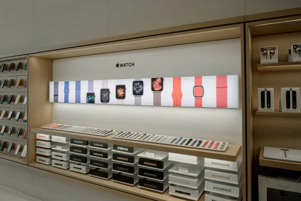 Large group of accessories shopping inside the Apple Store Champs Elysee — стоковое фото