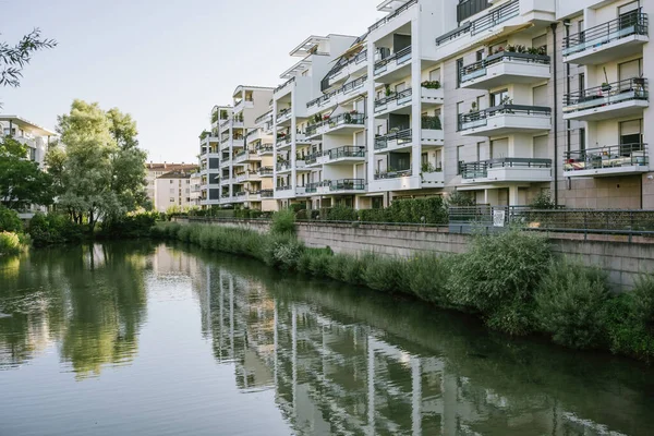 Horizontal image of modern apartment building condominium real estate by the lake — Zdjęcie stockowe