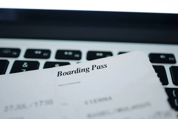 Фокус на посадковому талоні з крупним планом макротекстом під час польоту - клавіатура ноутбука  - — стокове фото