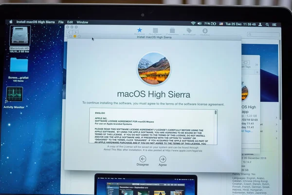 ताजे MacOS ऑपरेटिंग सिस्टमच्या स्थापने दरम्यान ऍपल MacBook प्रो लॅपटॉप बंद-अप — स्टॉक फोटो, इमेज